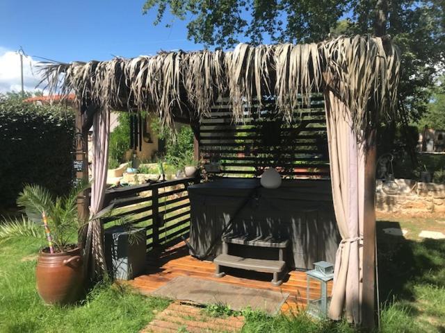 Petit Mas Provençal: Cozy Forest Retreat with Jacuzzi and Pool Saint-Paul-en-Foret Exterior photo
